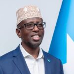 Madaxweynihii Hore Shariif Sheekh Axmed Oo Ka Baxay Deegaankii Uu Ku Sugnaa Kadib Wadahadallo Iyo Dhexdhexaadin